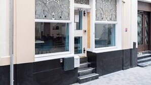 Fachada de hotel con un letrero que dice "HOTELS Colombier & Aberdeen".