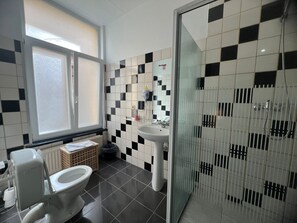 Double Room | Bathroom | Free toiletries, hair dryer, towels - Hotel Abberdeen (Brussels)