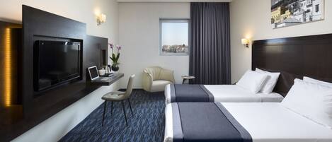 In-room safe, soundproofing, iron/ironing board, free WiFi