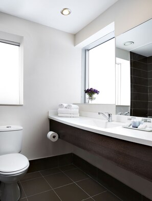 Habitación Deluxe con 2 camas individuales | Baño | Secador de pelo y toallas