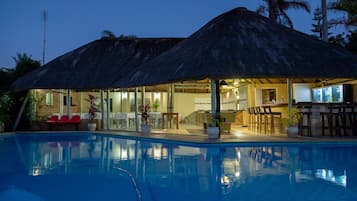 Piscina all'aperto, lettini