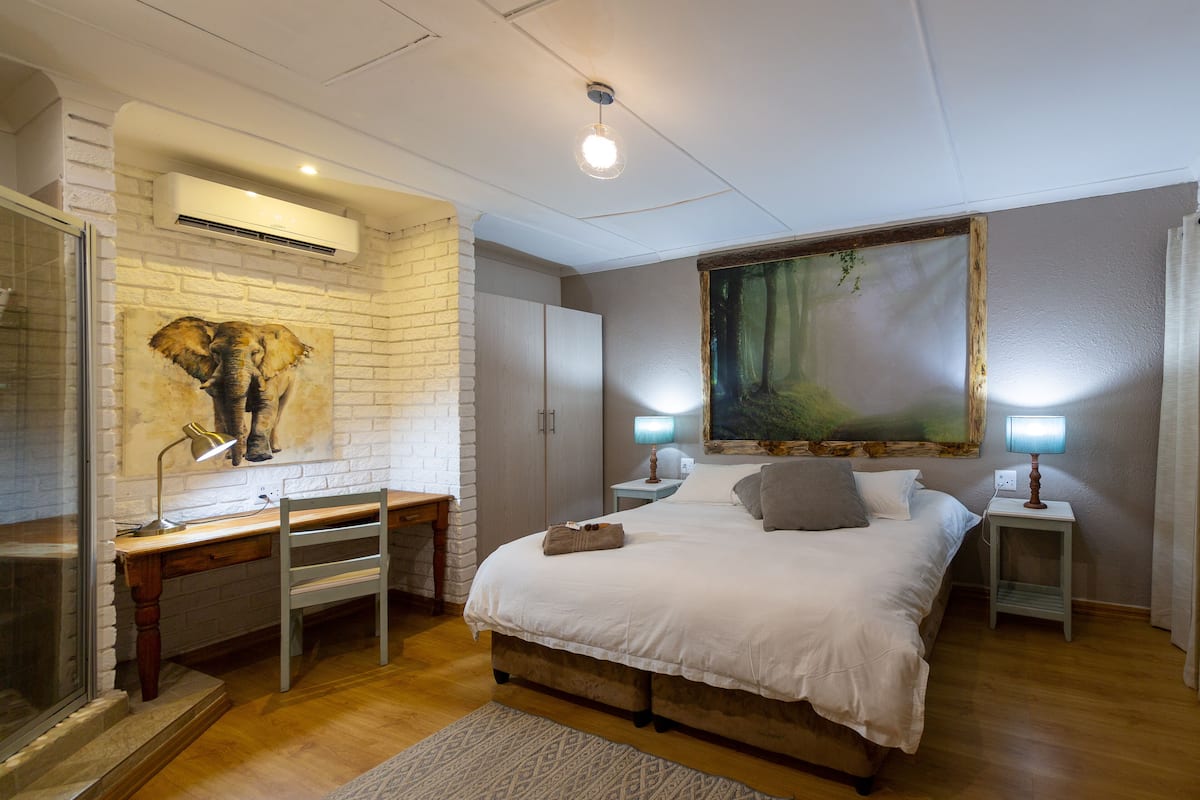 6 Sleeper Self-Catering Luxury | In-room safe, laptop workspace, iron/ironing board (on request)