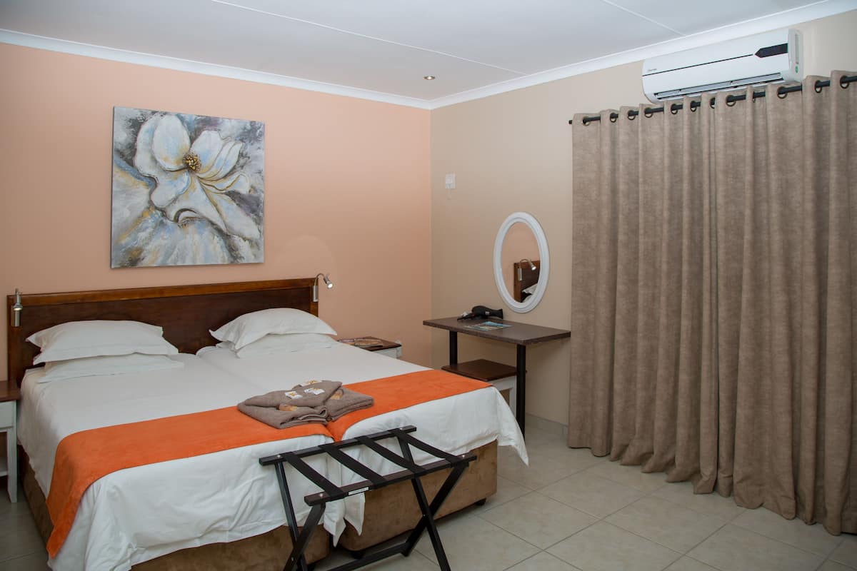 B&B Deluxe Room | In-room safe, laptop workspace, iron/ironing board (on request)