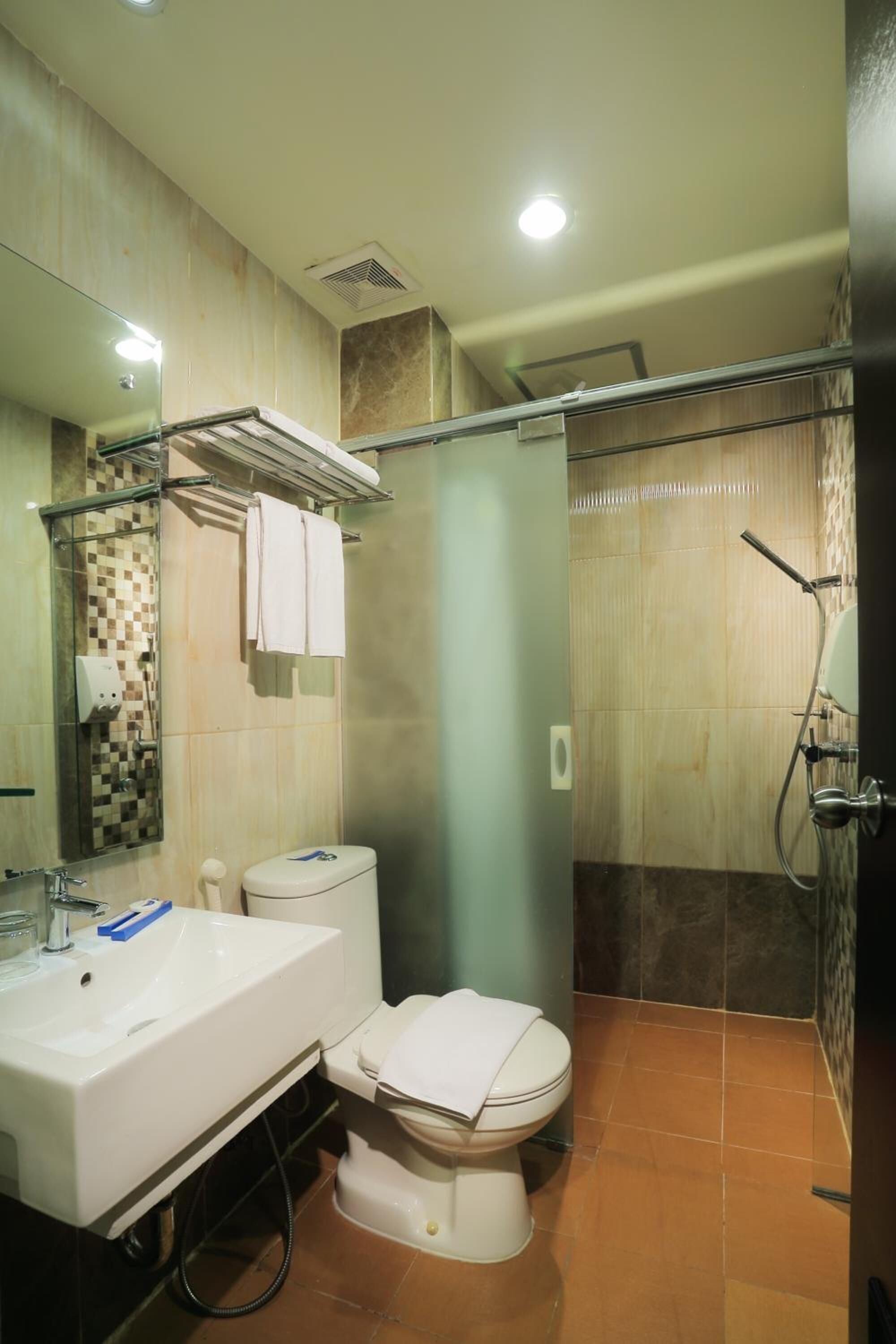 Shower, shower pijat air, sandal, dan handuk