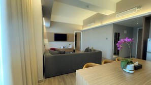 Sultan Suite Room | Living area - The ZHM Premiere Padang (Padang)