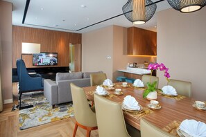 Habitación | Área de sala de estar | Televisión LED de 32 pulgadas con canales vía satélite y televisión 