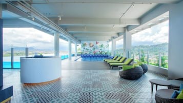 Hồ bơi trong nhà, ghế dài tắm nắng