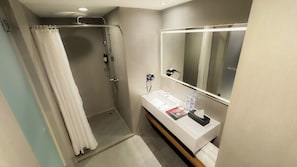 Phòng đôi Deluxe | Phòng tắm | Buồng tắm vòi sen, máy sấy tóc, dép đi trong nhà
