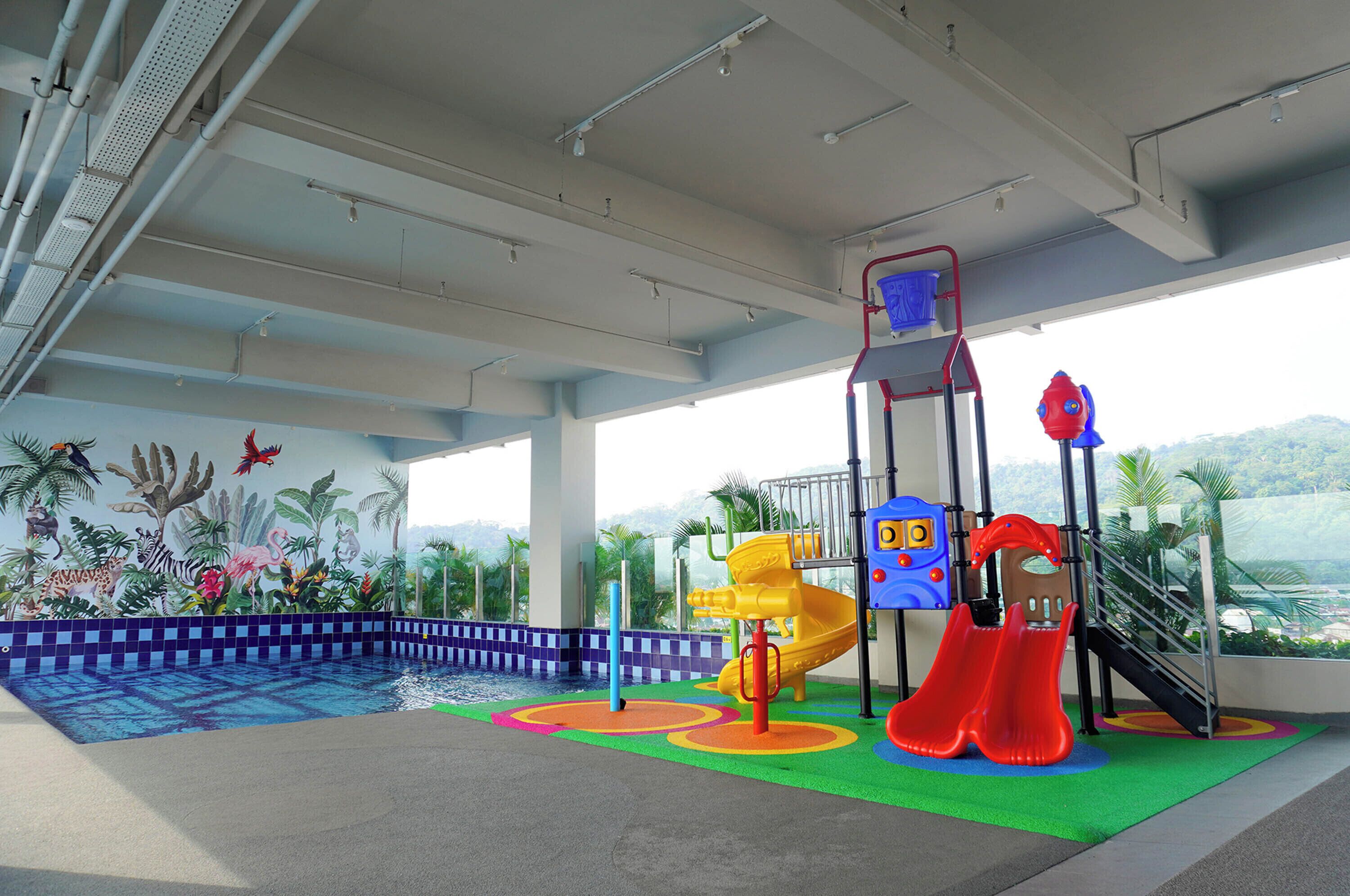 Indoor pool, sun loungers