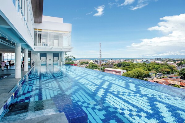 Alberca techada y camastros 