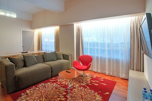 Habitación | Área de sala de estar | Televisión LED de 32 pulgadas con canales vía satélite y televisión 