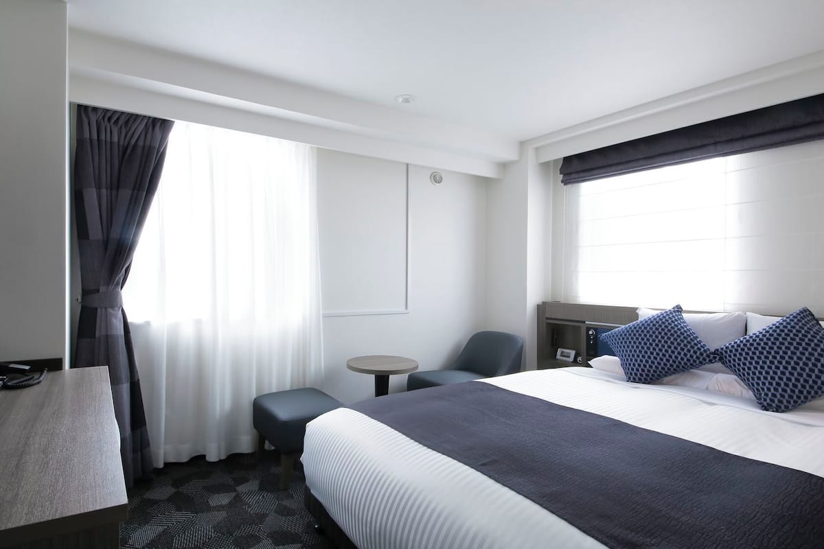 Desk, free WiFi, bed sheets