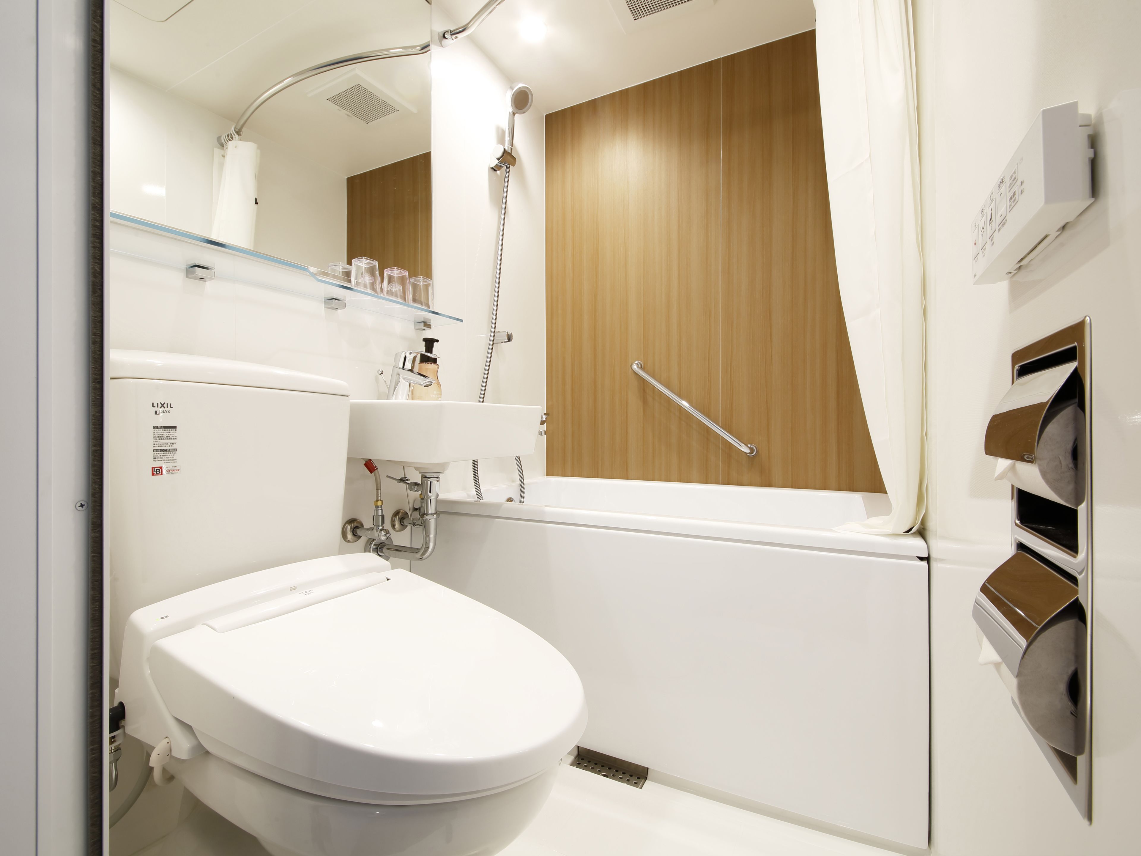 standard triple room, non smoking | bathroom | combined shower/bathtub, free toiletries, hair dryer, slippers