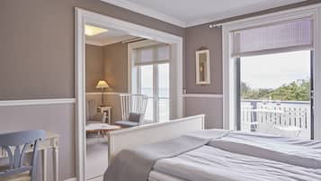 Doubleroom with ocean view and balcony | Blackout drapes, iron/ironing board, free WiFi, bed sheets
