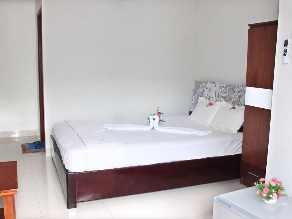 Minibar, desk, blackout curtains, free WiFi