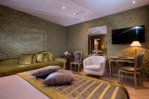 Minibar, caja de seguridad en la habitación, escritorio y cunas 