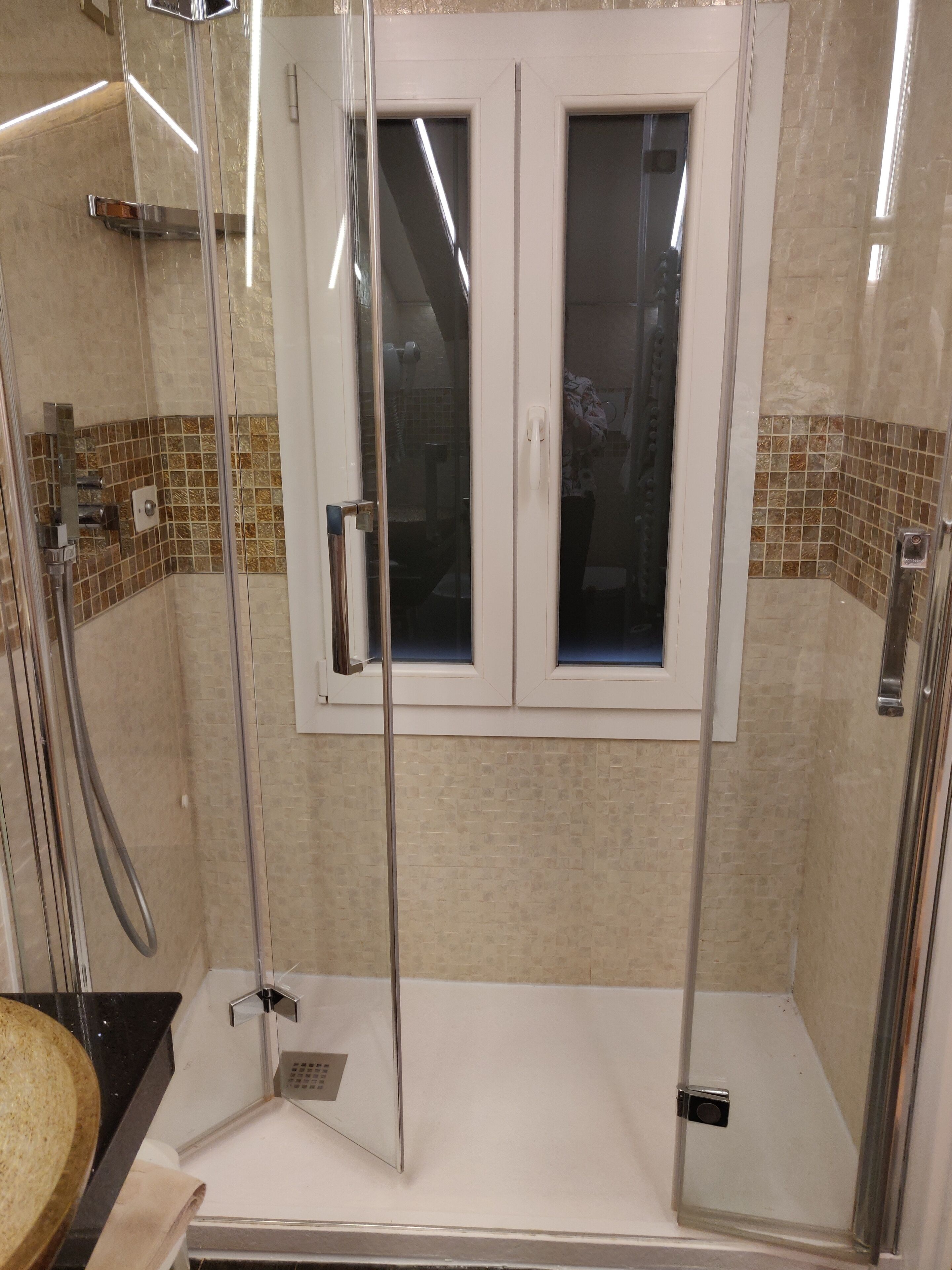 standard double room | bathroom | free toiletries, hair dryer, bidet, towels