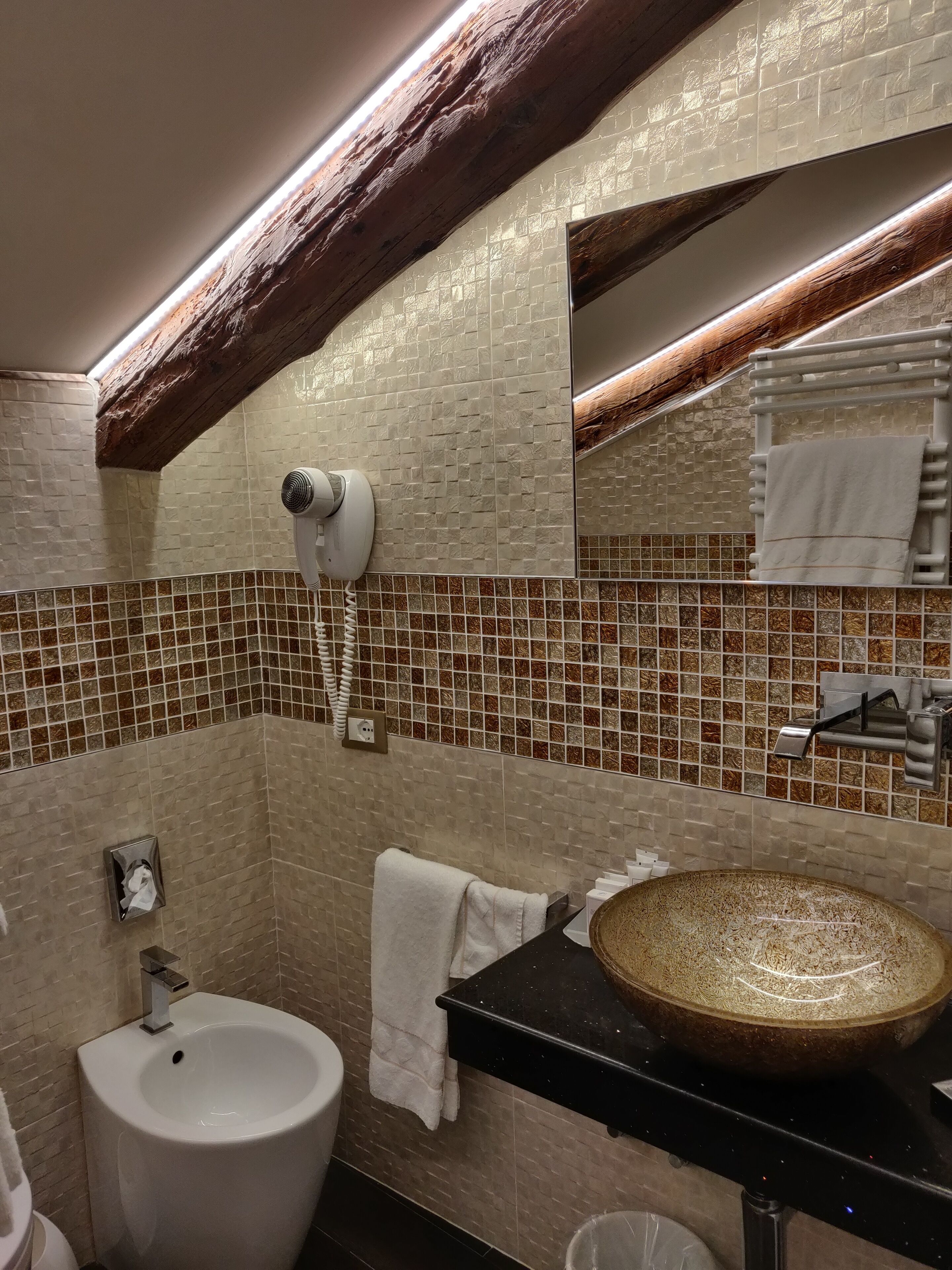 deluxe double room | bathroom | free toiletries, hair dryer, bidet, towels