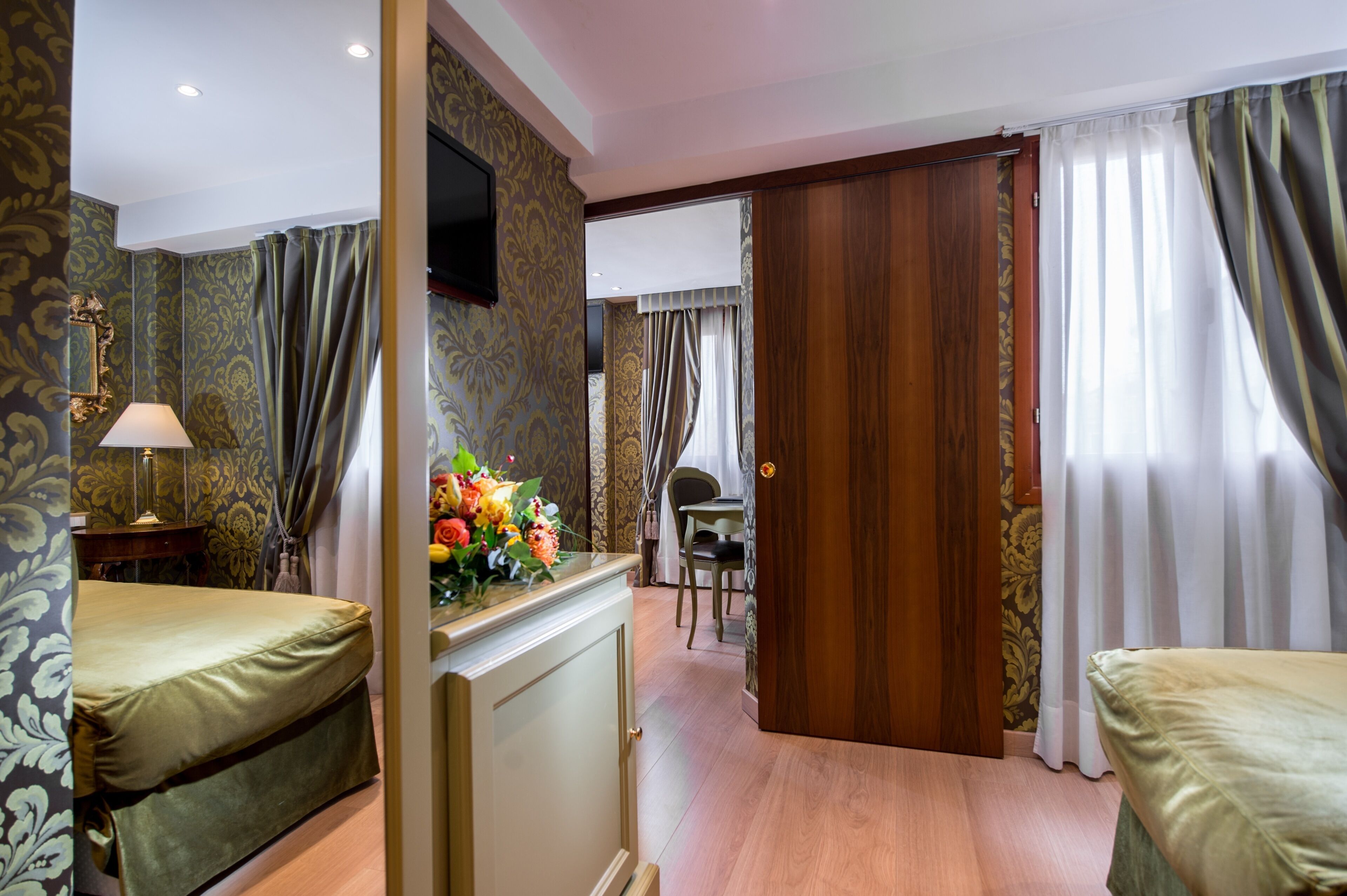 deluxe double room | minibar, in-room safe, desk, cots/infant beds