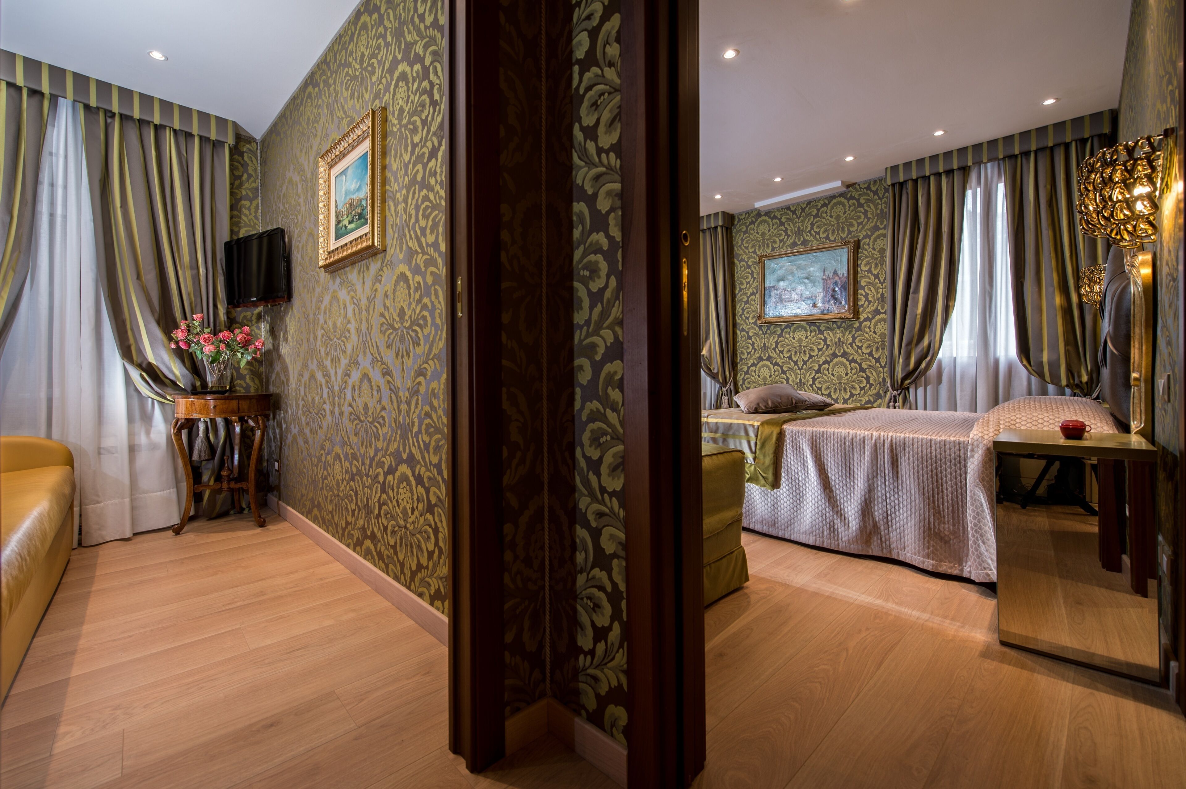 deluxe double room | minibar, in-room safe, desk, cots/infant beds