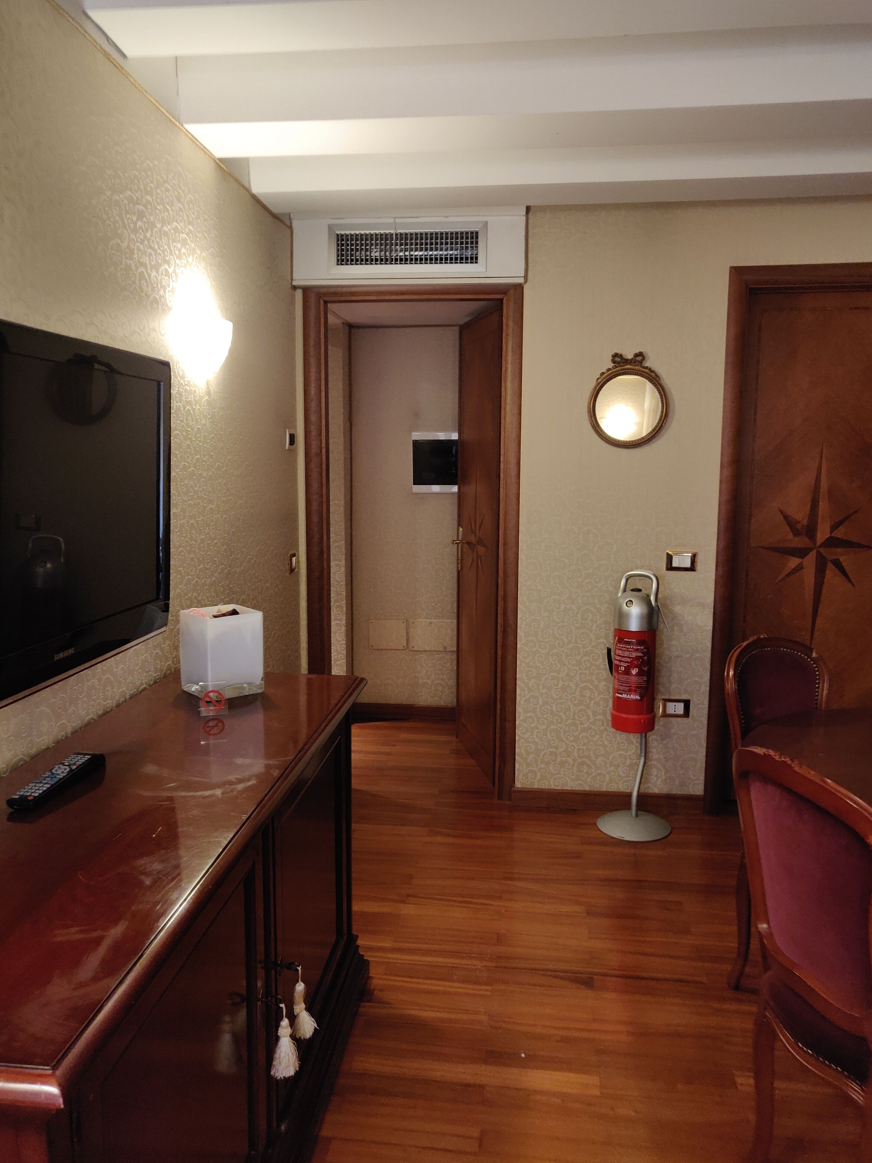 suite | living area | flat-screen tv