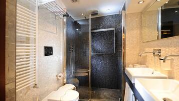Deluxe Double Room | Bathroom | Free toiletries, hair dryer, bidet, towels
