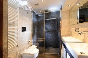 Deluxe Double Room | Bathroom | Free toiletries, hair dryer, bidet, towels - Hotel Ca Marinella (Venice)