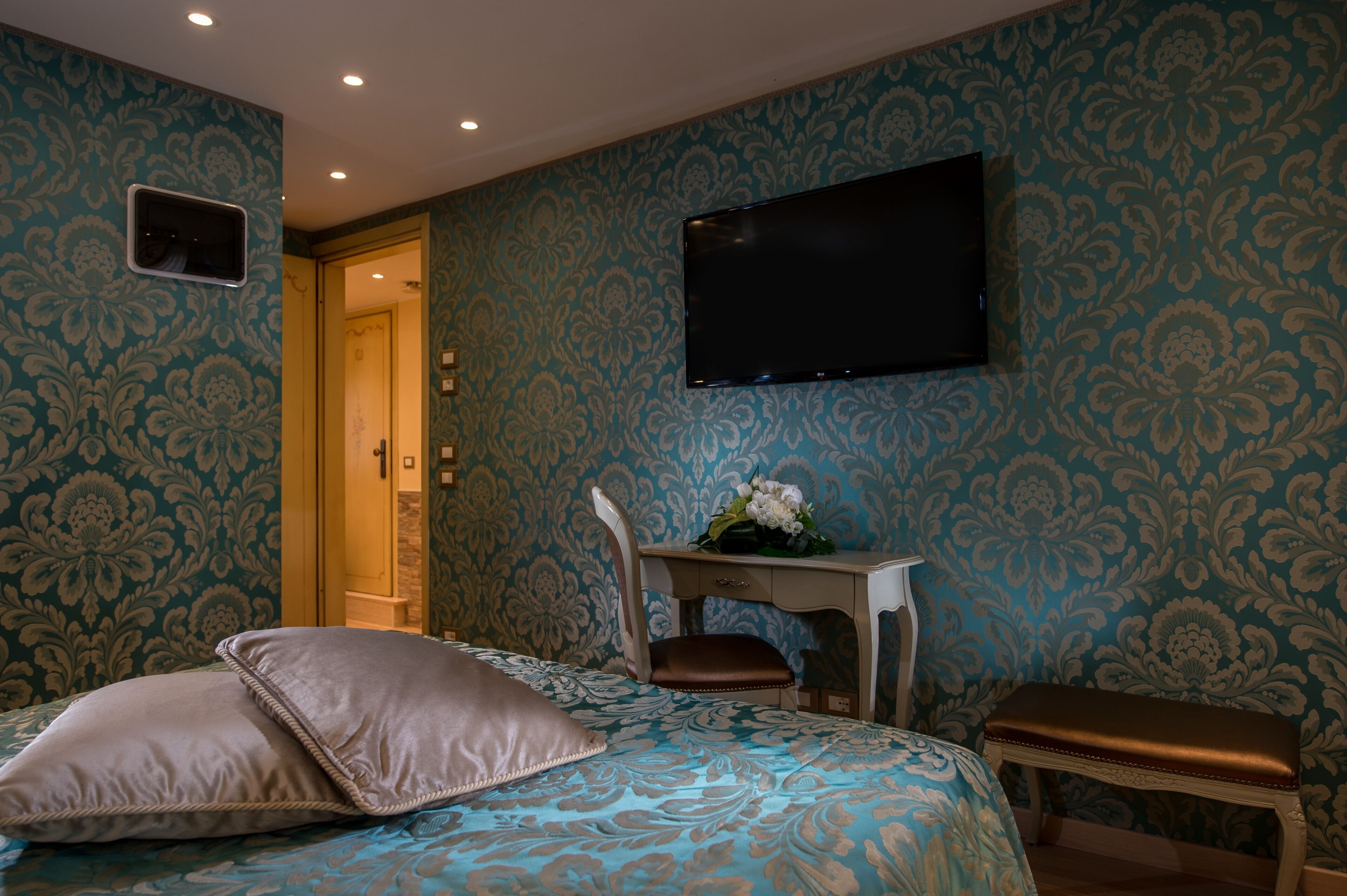 standard double room | minibar, in-room safe, desk, cots/infant beds