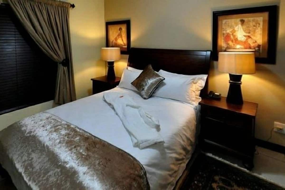 Camera Executive | Biancheria da letto di alta qualità, cassaforte in camera, una scrivania