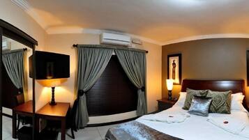 Room (Queen, Shower/Tub Combination) | Premium bedding, in-room safe, desk, iron/ironing board