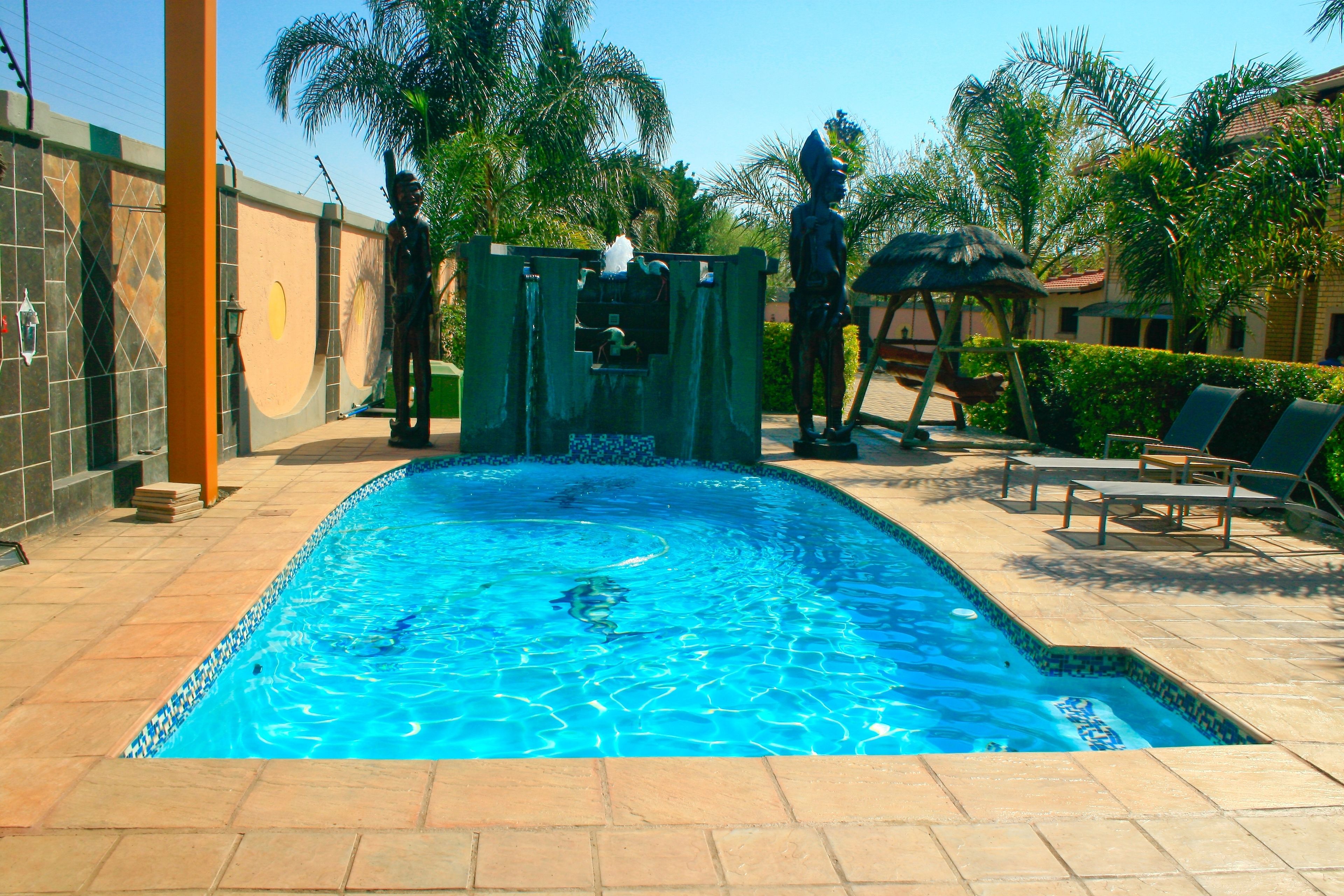 Una piscina al aire libre (de 06:00 a 22:00), tumbonas