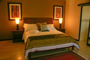 Premium bedding, in-room safe, desk, iron/ironing board - Eco Park Lodge (Centurion)