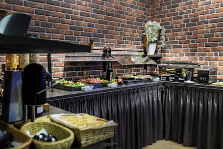 Café da manhã com buffet diário (EUR 12.5 por pessoa) . Hotel Ambassador Essen