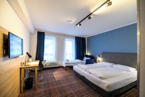 Standard-Dreibettzimmer | Allergikerbettwaren, Zimmersafe, Verdunkelungsvorhänge