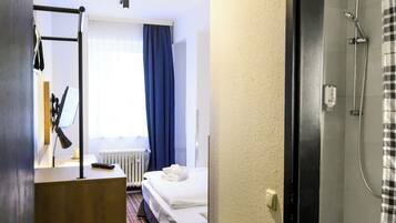 Ropa de cama hipoalergénica y caja de seguridad en la habitación