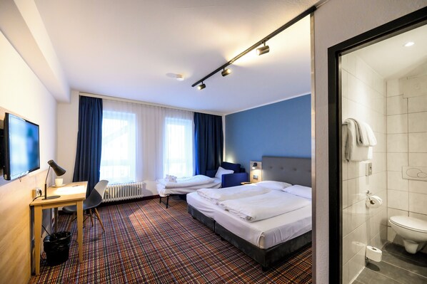 Standard-Dreibettzimmer | Allergikerbettwaren, Zimmersafe, Verdunkelungsvorhänge