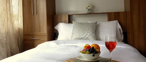 Literie de qualité supérieure, bureau, rideaux occultants, draps fournis