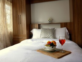 Ropa de cama de alta calidad, escritorio y cortinas blackout 