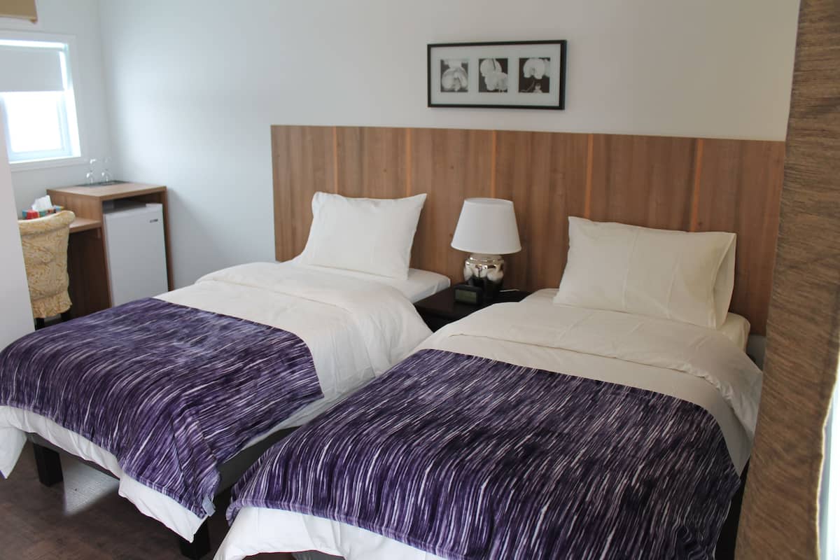Habitación Confort con 1 cama doble o 2 individuales, 2 camas individuales | Ropa de cama de alta calidad, escritorio, cortinas opacas y ropa de cama