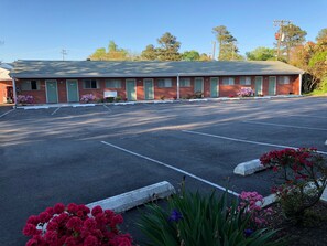 Front of property - Bassett Motel (Williamsburg)