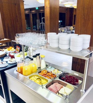 Free daily buffet breakfast
