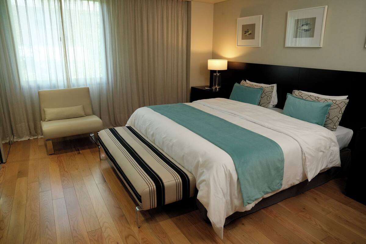 Master Suite | 1 phòng ngủ, bộ đồ giường cao cấp, chăn bông, nệm có lớp đệm bông 