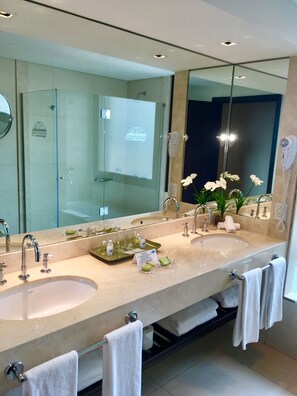 Suite | Bathroom | Designer toiletries, hair dryer, bidet, towels - Hotel Metropolitano Supara (Buenos Aires)