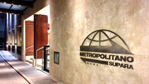 A corridor with a sign reading "METROPOLITANO SUPARA". - Hotel Metropolitano Supara (Buenos Aires)