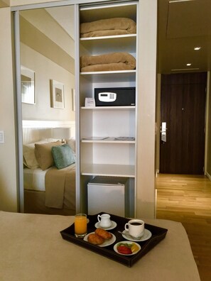 Habitación junior | 1 dormitorio, ropa de cama de alta calidad, edredones de plumas
