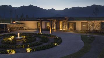 Vista frontal de la propiedad por la tarde o noche