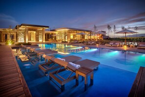 A modern resort with a swimming pool, sun loungers, and outdoor seating areas. - The Vines Resort & Spa (Tunuyan)