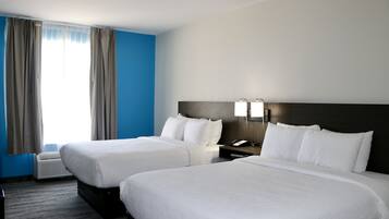 Edredón, camas con pillow-top, escritorio y cortinas blackout