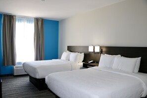 Cubrecamas, colchones con pillow-top, escritorio y cortinas blackout 