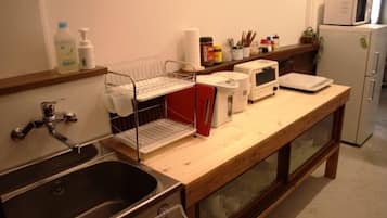 Refrigerador, microondas, cafetera/tetera, utensilios de cocina